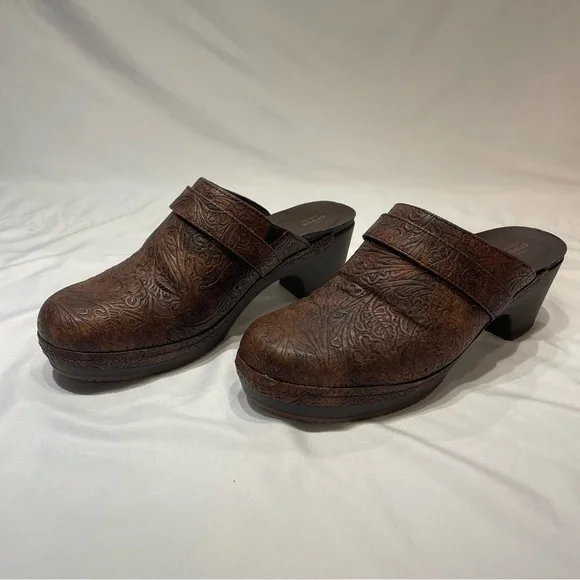 Crocs Brown Embossed Leather-Look Heeled Mules Slide On Women’s Size 10 Shoes - Picture 2 of 16